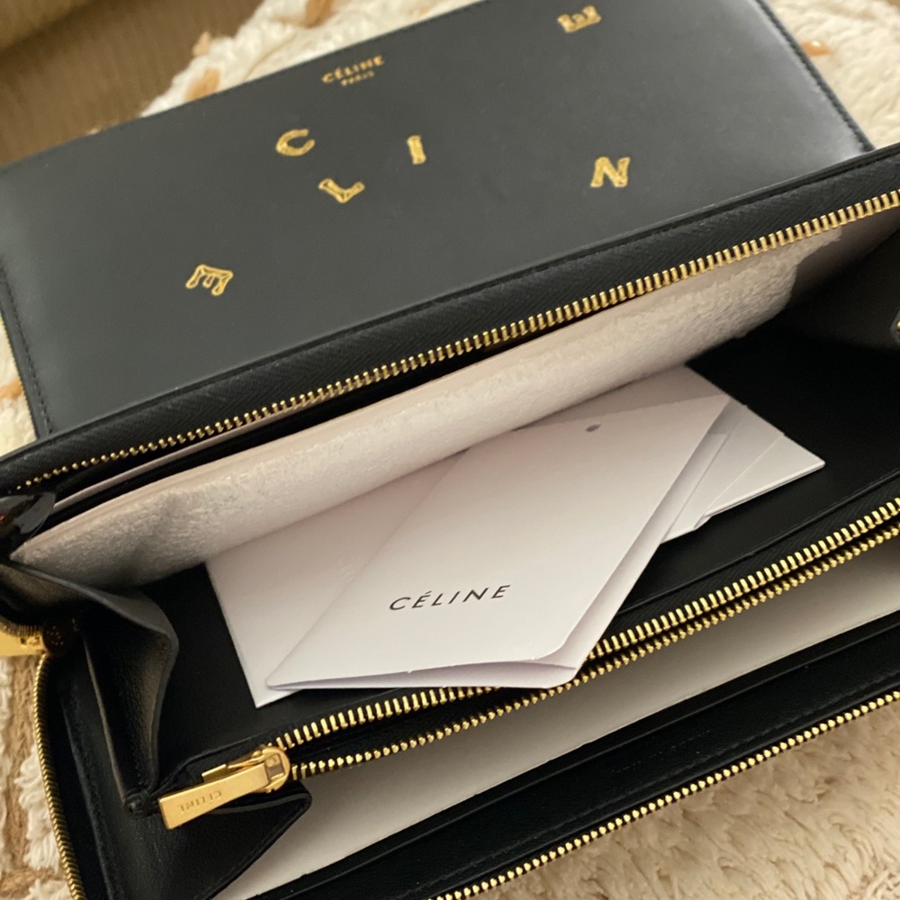 🔴SOLD🔴     Celine Large Zipped Wallet